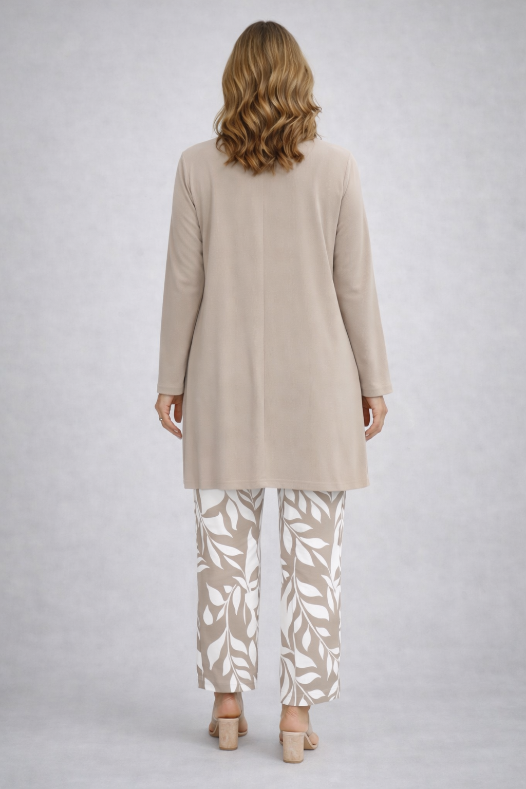 Belén | Traje de invitada de tres piezas en crema
